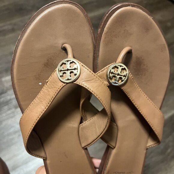 Tory Burch Brown/ Tan Leather Thong Flip Flop Gold Logo Sandals Size 7 - Picture 2 of 12